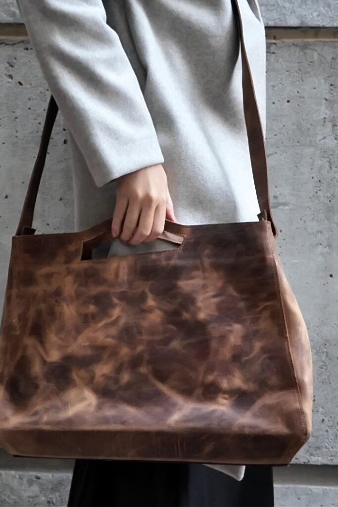 Castelar 75 Portfolio carried on the shoulder