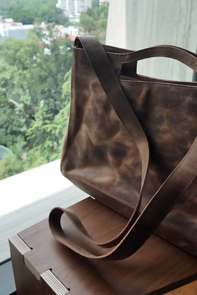 Castelar 75 Portfolio with its strap by the window